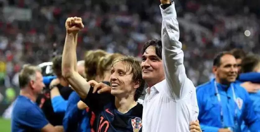 克罗地亚人脱下衣服震惊网友：哪有什么奇迹，只有普通人含泪奔跑