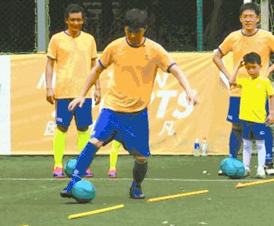 亲子足球传接球,亲子足球乐融融