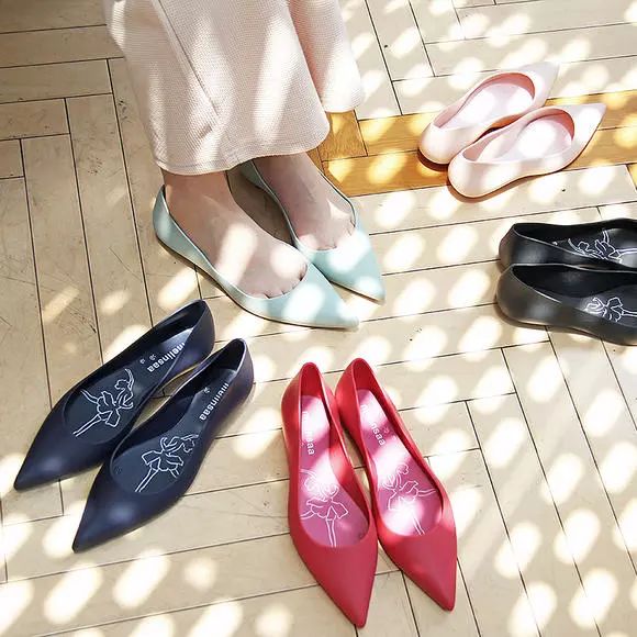 最美不是下雨天，是你穿过的那双雨鞋！一秒瘦脚，超软耐磨！