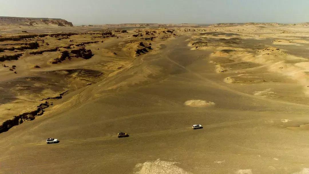 沙漠里把车开到起飞，这才是男人该玩的游戏｜远途心路