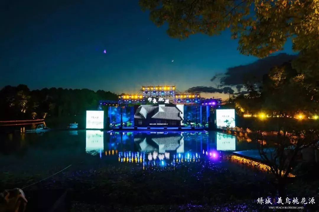 义乌这地方太惊艳！2880只瓷碗铺地，30万元一株的羽毛枫，近百万元一棵的黑松……