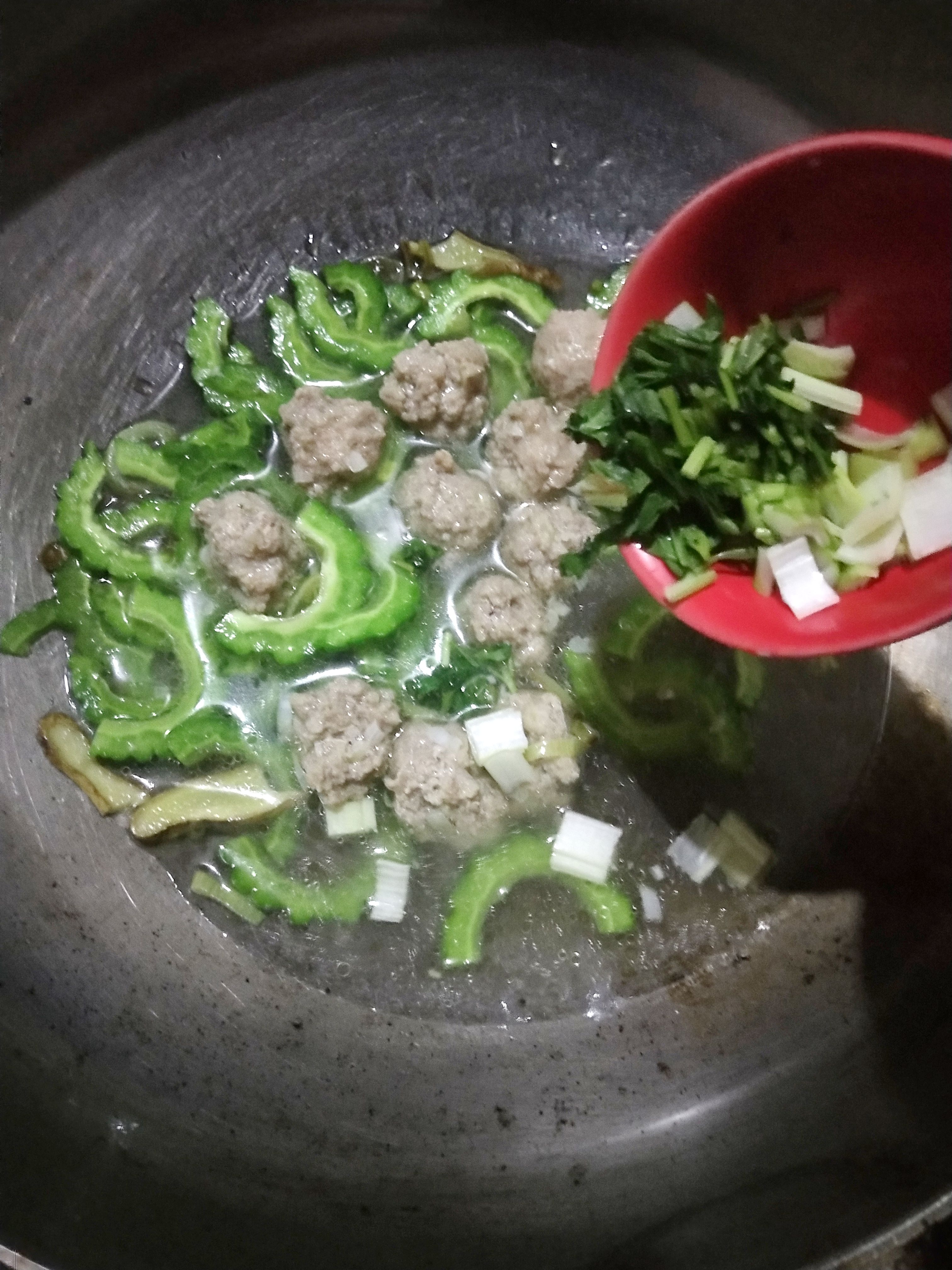 馄饨馅做汤,用馄饨料包做美食