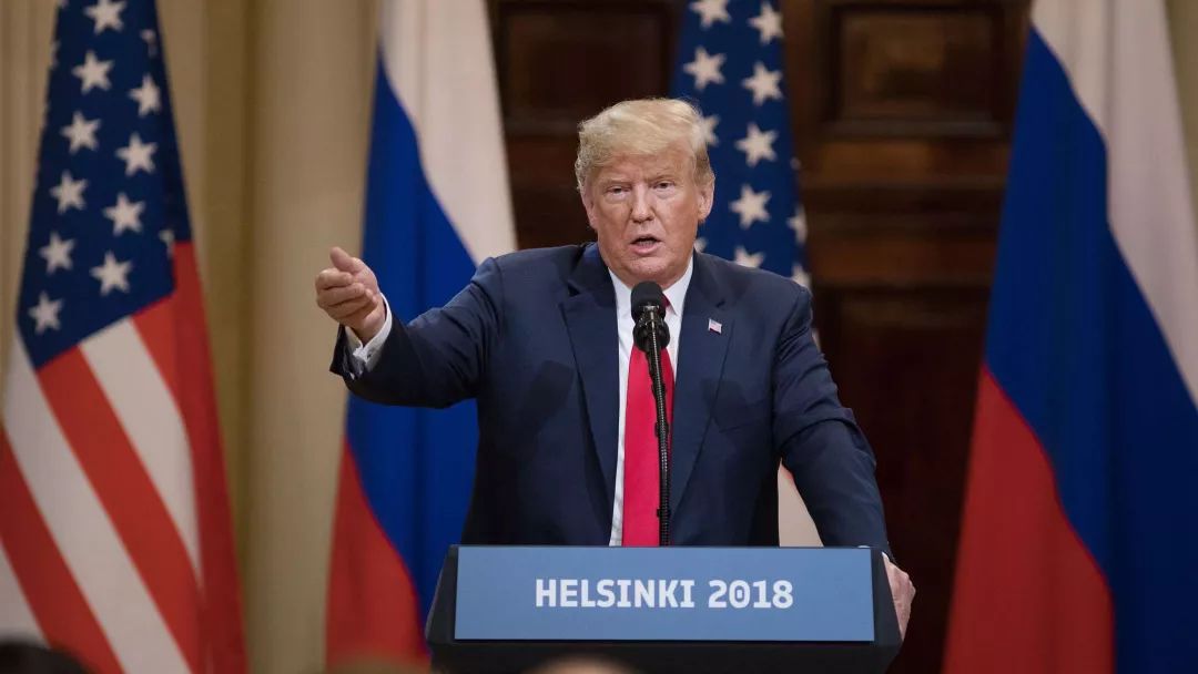 普京迟到、特朗普挤眼睛、记者会上赠球……“普特会”有哪些细节？