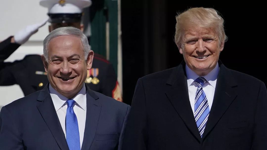 普京迟到、特朗普挤眼睛、记者会上赠球……“普特会”有哪些细节？