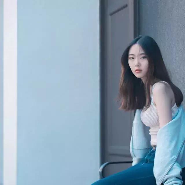 面对镜头不自然怎么克服,拍照怎么让自己更有镜头感