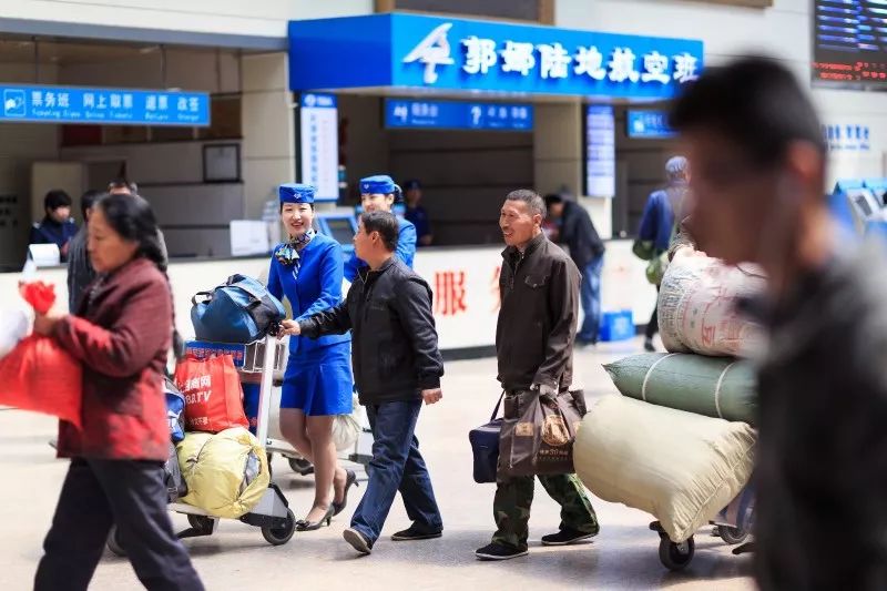 坚守岗位的空姐,平凡英雄南航空姐