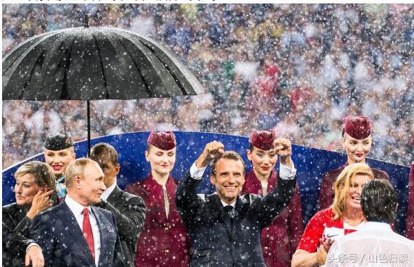 只因在人群中孤零零一把伞，坏了普大帝的“完美名节”