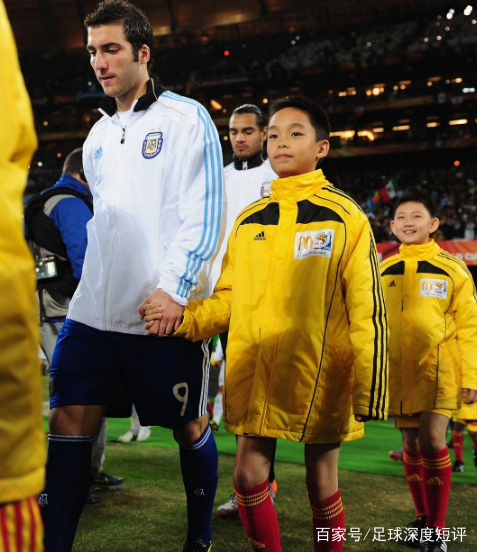 为什么每个球员都要带一个球童,为什么球员进场牵小孩