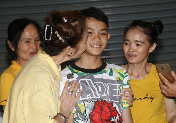 国内竞综重现泰国洞穴救援事件,泰国少年足球队员被困溶洞16天