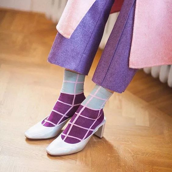 当我们穿着相同鞋子的时候,只有袜子能代表你的个性了