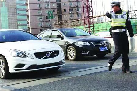 新车临牌闯红灯扣分吗,新车挂临牌可以到处跑吗