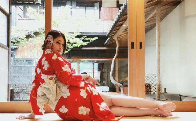 斗鱼张琪格穷得只能吃馒头蘸酱？直播这块真的不好混啊