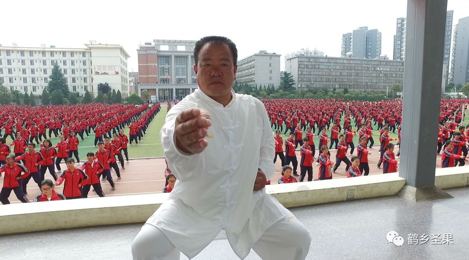 记者走访街头单车,共享单车的出镜记者