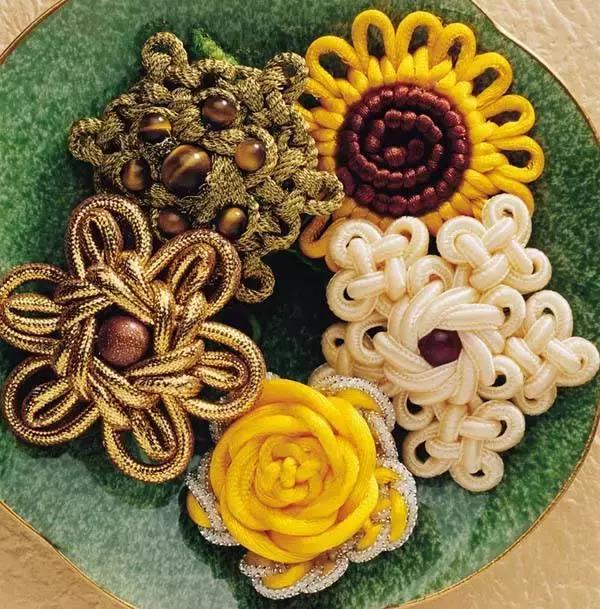 中国结是中国的一种传统而典型,中国结的样式和寓意