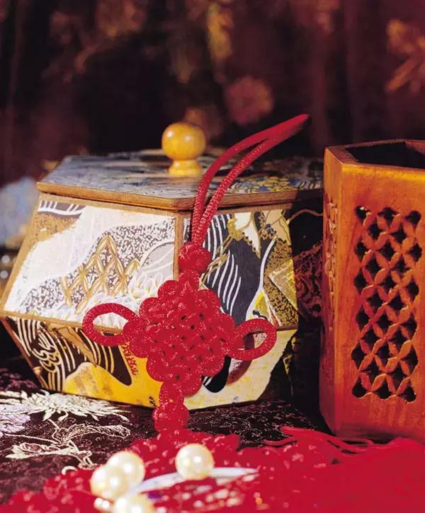 中国结是中国的一种传统而典型,中国结的样式和寓意