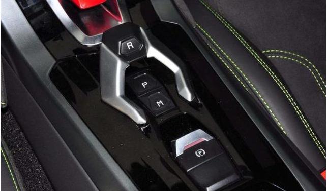 忘了拉手刹交通事故视频,司机忘了拉手刹