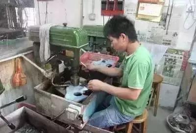 真正翡翠切出来的翡翠原石,翡翠原石开切制作成品全过程