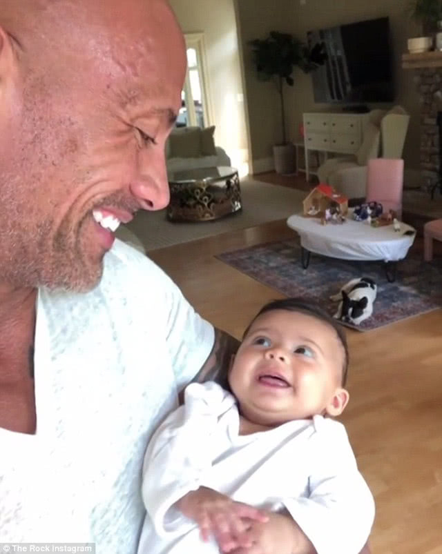 巨石强森被小女孩嘲讽没头发,巨石强森求助妈妈