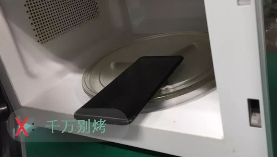 手机进水了怎么办把水震出来,手机进水了可以用吹风机吹吗