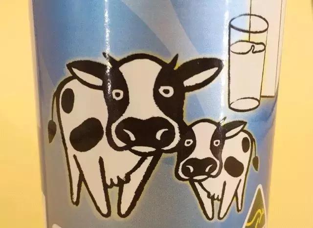 前方有一只很假的牛：HealthyCare牛初乳粉表示很抱歉……