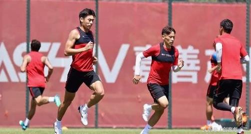 张呈栋足球精彩表现,张呈栋幽默回应白斩鸡