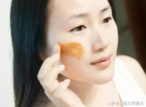 抿嘴出现的白色小颗粒,嘴下面起的密密麻麻大疙瘩是什么