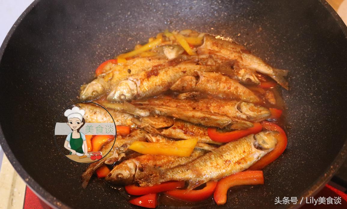 煎鱼时如何煎才不会粘锅掉皮呢,怎么煎鱼粘锅不掉皮又好吃