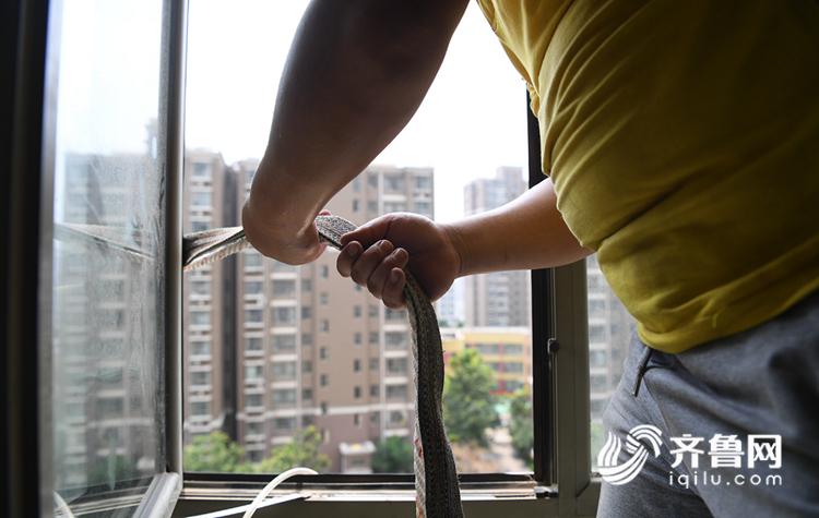 高温下的空调安装工用汗水送清凉,43度高温下安装空调