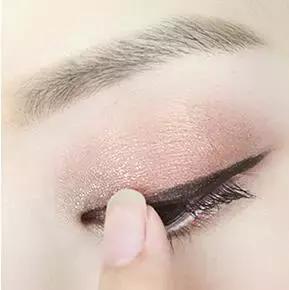 单眼皮适合的画眼线方法,单眼皮不同眼型怎么画眼线