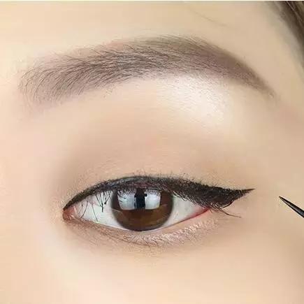 单眼皮适合的画眼线方法,单眼皮不同眼型怎么画眼线