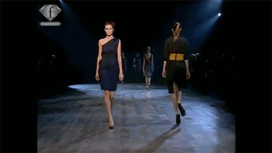 模特在t台上摔跤对她有什么影响,模特t台秀摔倒