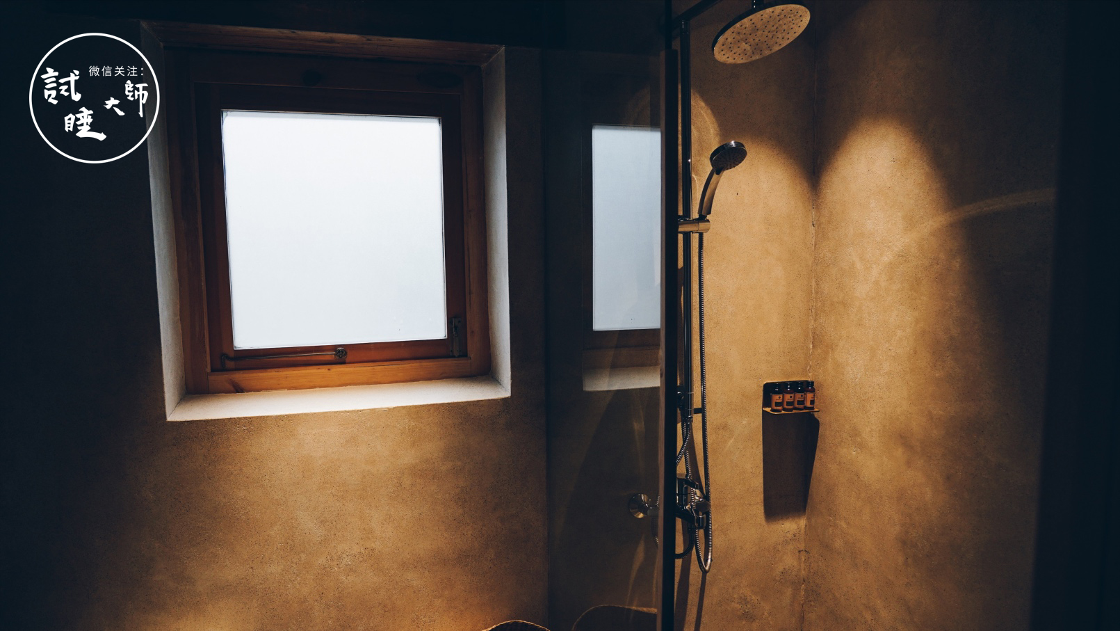 在梯田做成的无边泳池里游泳，私奔去这个隐秘山谷民宿做回野孩子