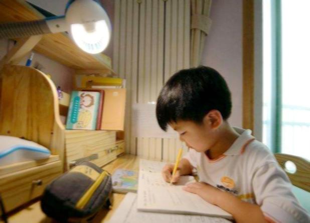 孩子上课说话自控能力差怎么办,关于自控能力差的孩子管教的方法