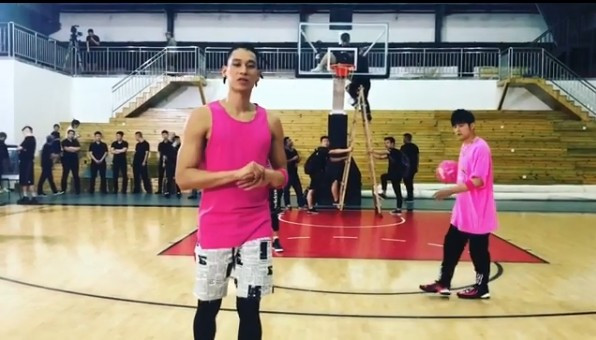 周杰伦林书豪打篮球搞笑,周杰伦和林书豪打球完整版