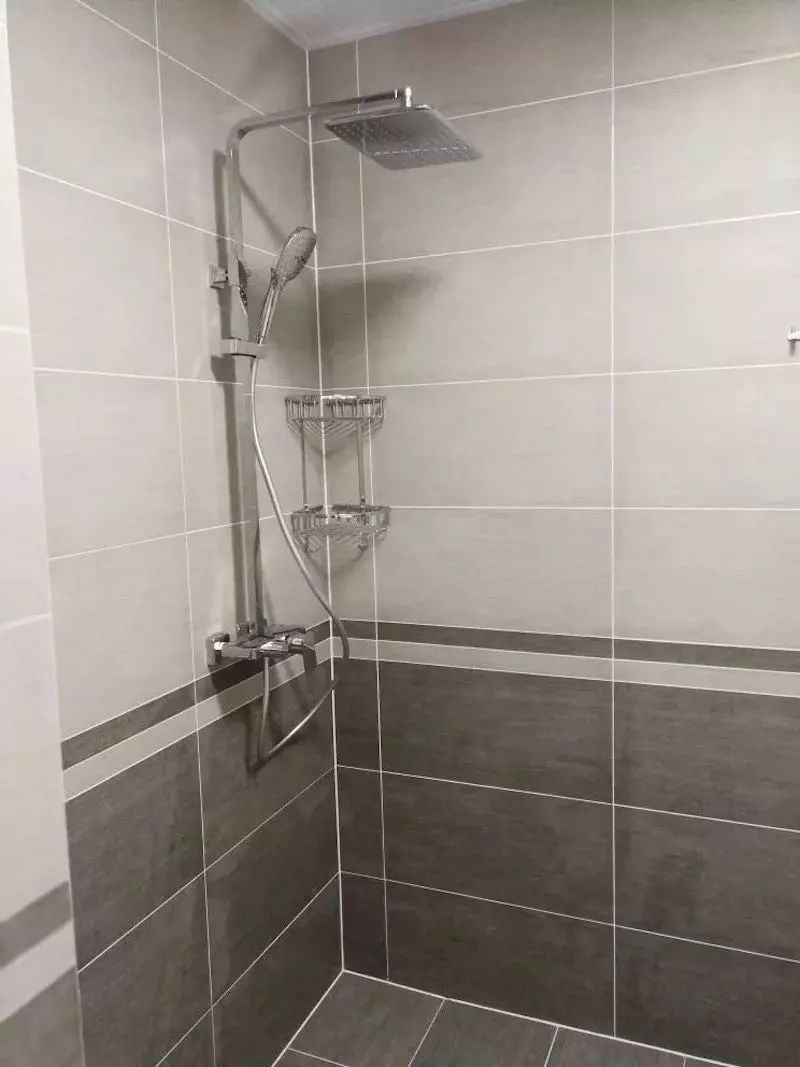 金色淋浴花洒和银色哪个好,淋浴门黑色花洒银色