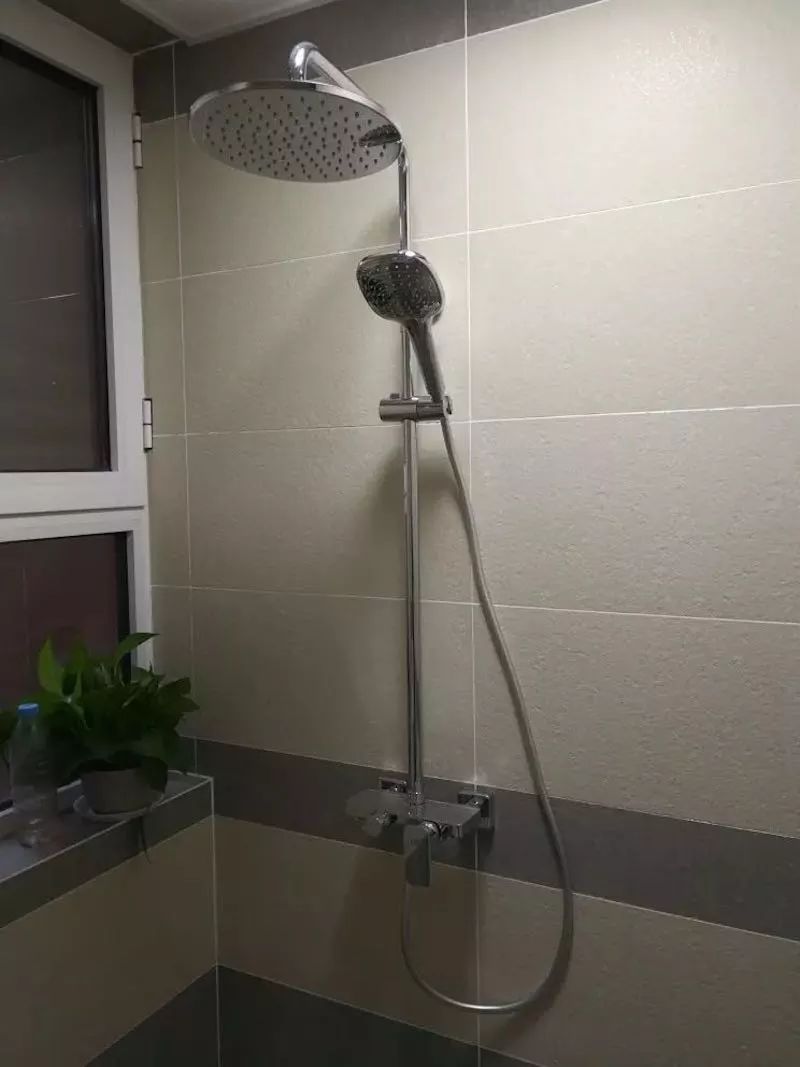 金色淋浴花洒和银色哪个好,黑色淋浴花洒性价比