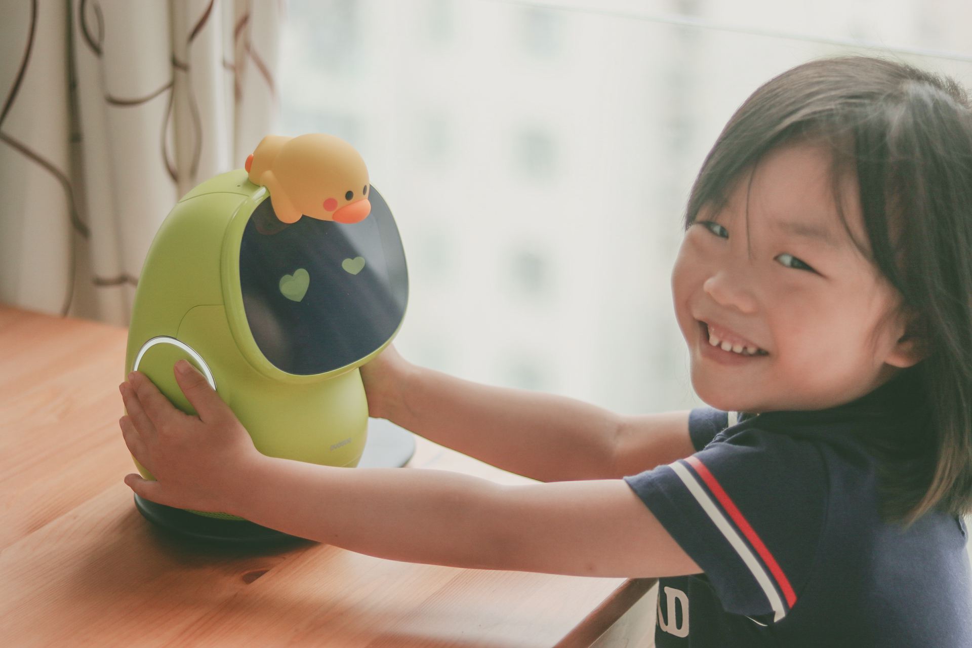 儿童学习陪伴机器人操作,幼儿陪伴儿童教育机器人