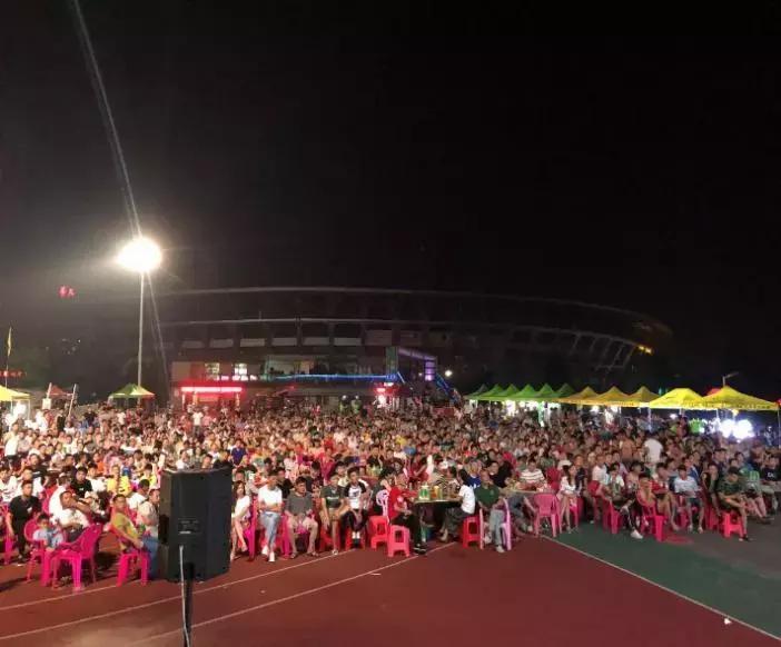 享受“足球狂欢”，与民“共襄盛举”