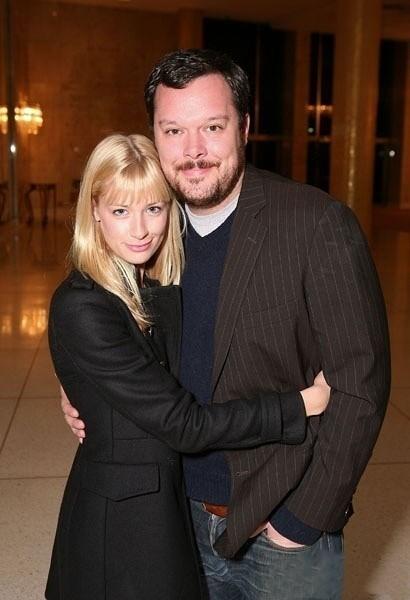 破产姐妹卡洛琳结婚了,网友:捧花快扔给Max吧!