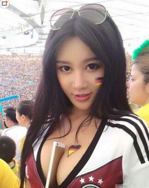 世界杯夹手机的女人,世界杯上夹手机的女子