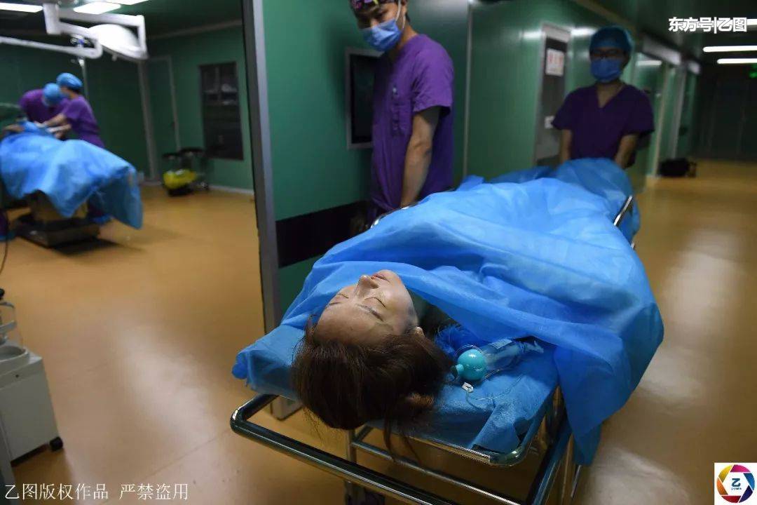 闂鸿湝涓や汉闅嗚兏,闂鸿湝鍚屾椂闅嗚兏