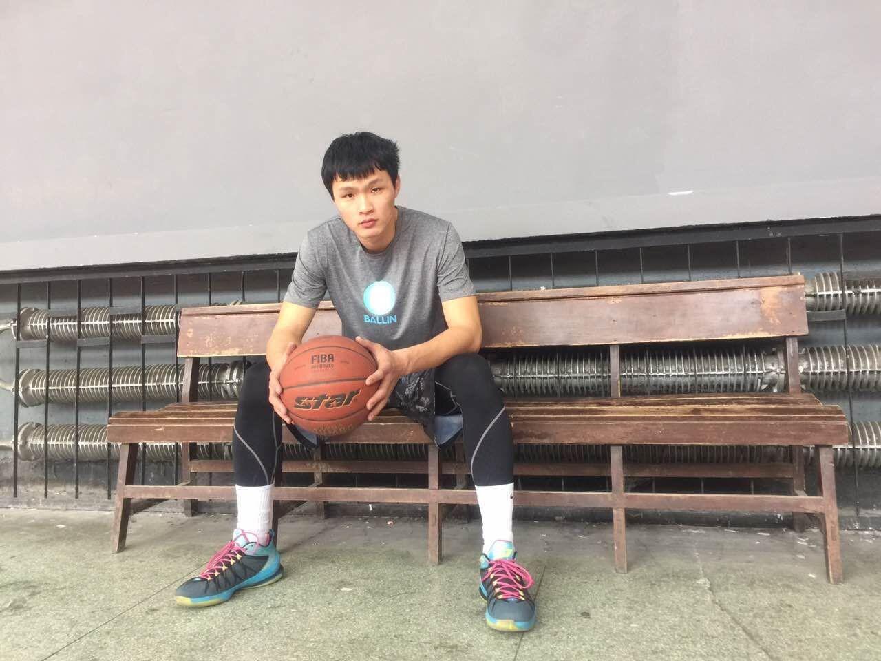 被詹姆斯选中，单挑赢过科比，西安工大这名小伙靠篮球“打出名堂”