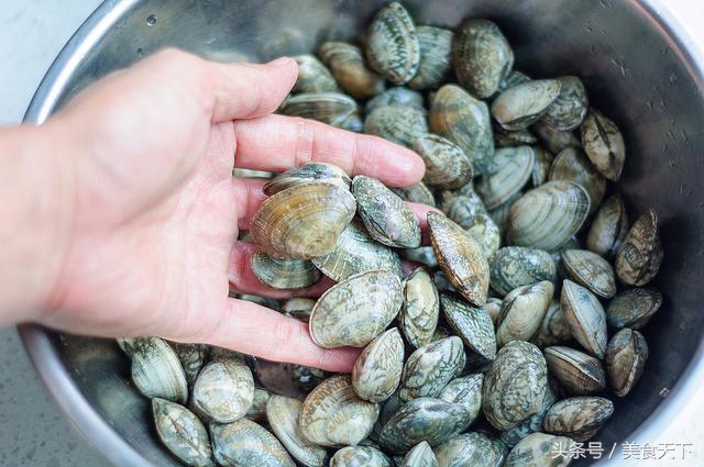 花蛤挑开口的还是不开口的,花蛤放盐还是放油吐沙子