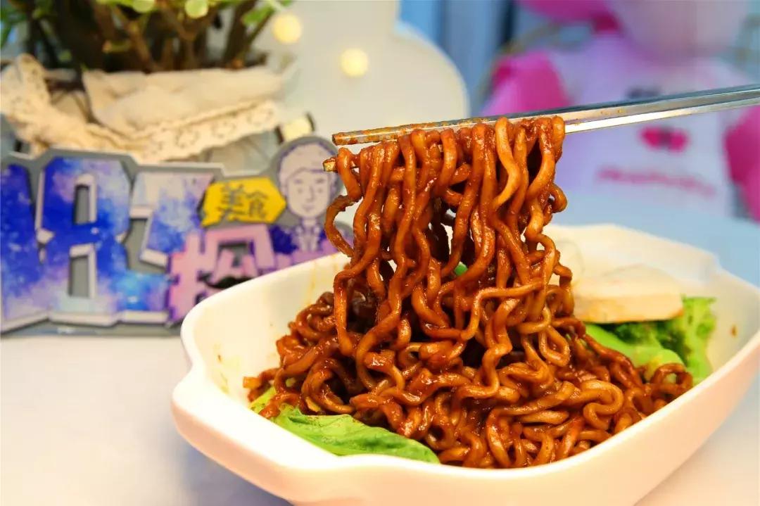 别再发私信问了！环球泡面屋就在珠江路与九都路口……