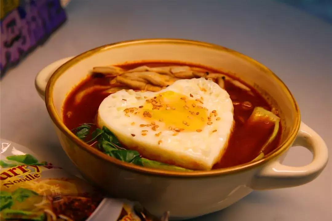 别再发私信问了！环球泡面屋就在珠江路与九都路口……