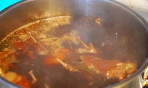 卤菜发黑发酸怎么治,卤菜发黑的原因和解决方法