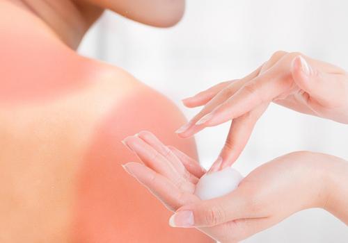 皮肤晒后泛红怎么修复,太阳晒后脸上发红痒