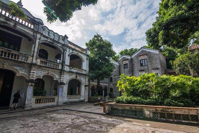 从古代的建筑变成现代的建筑过程,从老旧屋变成豪华别墅