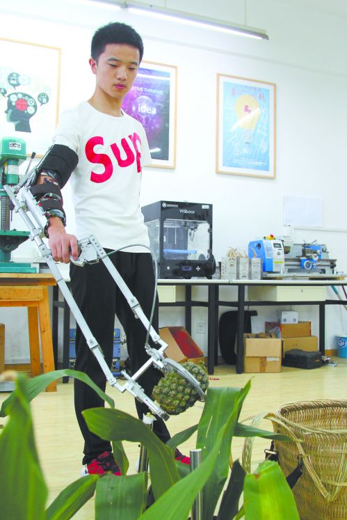 菠萝好吃却难摘温大学生显奇才小小一只机械手果农见了乐开怀