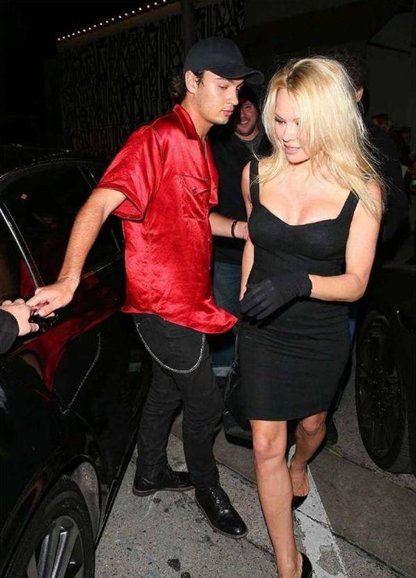 她曾结婚3次,和前夫相识4天闪婚!如今和小自己18岁的法国脚相恋